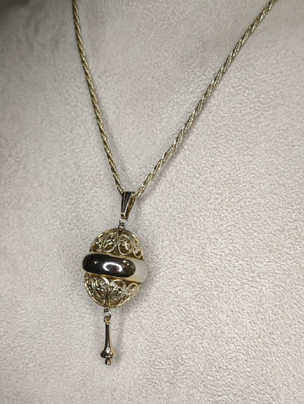 Vintage 60s Gold-Tone Filigree Dreidel Pendant Necklace Elegant - Picture 4 of 10